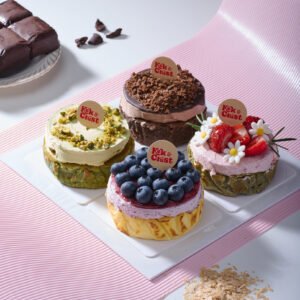 Petite Burnt Cheesecake Box with 6 flavours – blueberry, strawberry, chocolate, pistachio, earl grey lemon, yam mochi