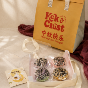 Open four-piece 3Q mooncake gift box showing four flavours